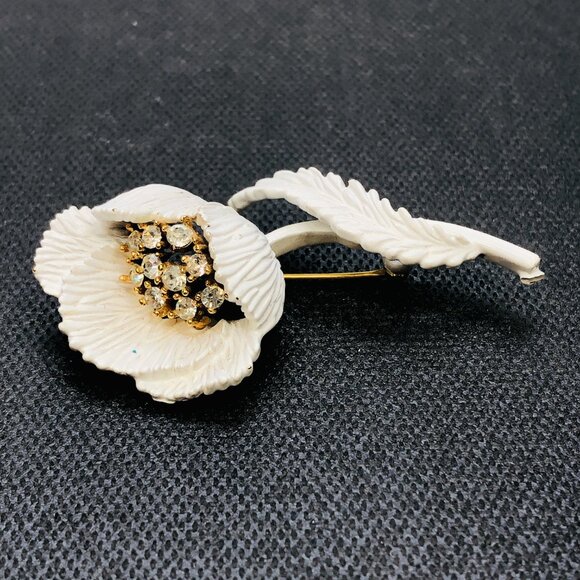 Vintage 60s TRIFARI Poppy Brooch: Creamy White Enamel Rhinestone Flower Pin - Picture 6 of 10